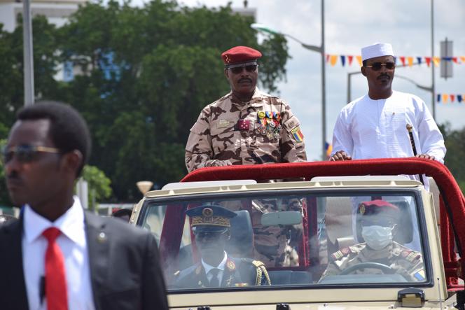 Le président du Conseil de transition du Tchad, Mahamat Idriss Déby Itno (à droite), avec le chef d’état-major de l’armée tchadienne, le général Abakar Abdelkerim Daoud, lors des célébrations de l’indépendance, à N’Djamena, le 11 août 2023. 
