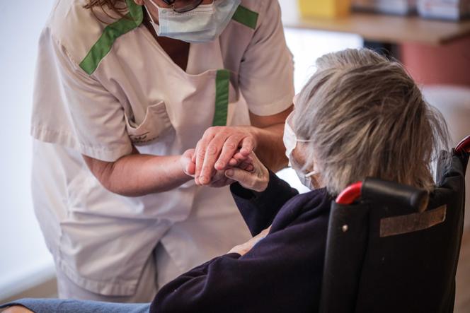Une infirmière et une patiente dans un Ehpad Korian, à Paris, en janvier 2021. 
