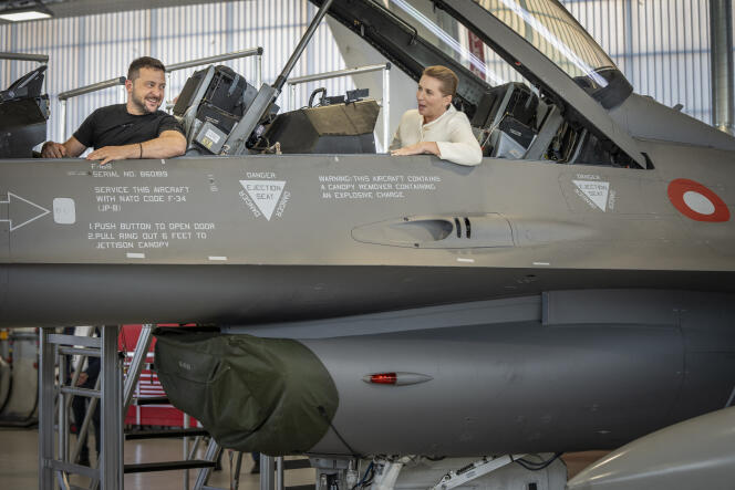 Le président ukrainien, Volodymyr Zelensky, et la première ministre danoise, Mette Frederiksen, dans un avion de chasse F-16, à la base aérienne de Skrydstrup (Danemark), le 20 août 2023.