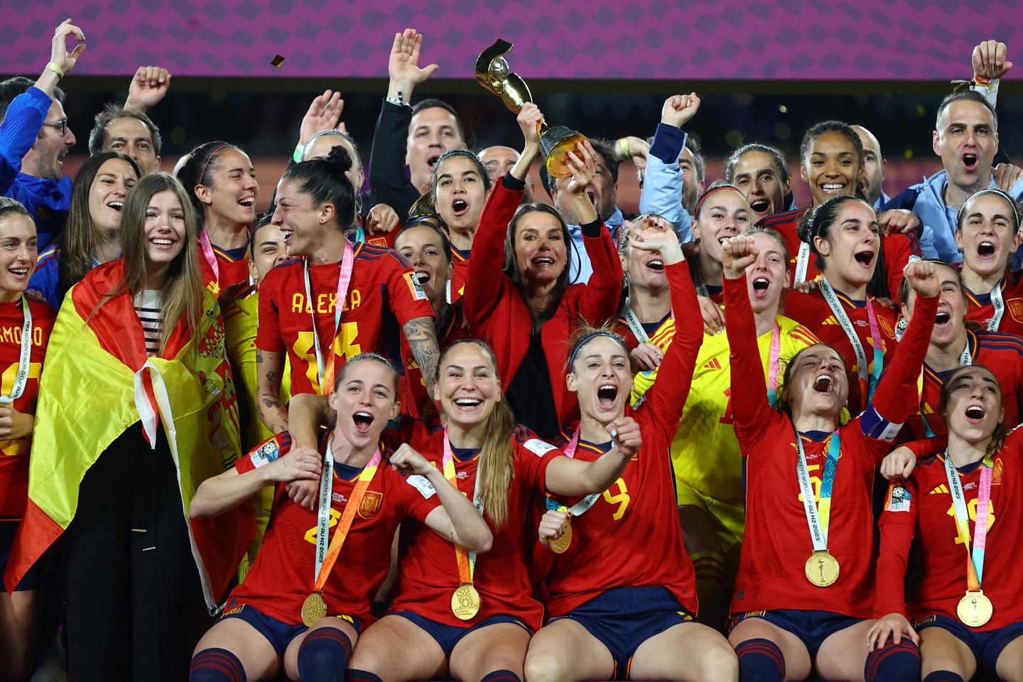 Explosion de joie à Madrid après la victoire des Espagnoles en finale de la Coupe du monde de football