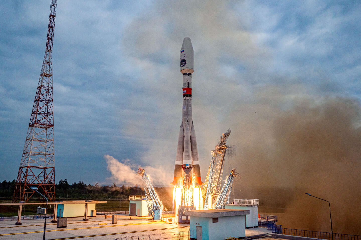 Rosyjska agencja kosmiczna Roskosmos poinformowała, że ​​sonda rozbiła się na Księżycu