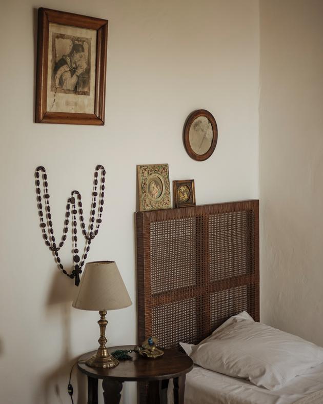 At the Couvent de Pozzo in Brando, the decor recalls the site's religious past.