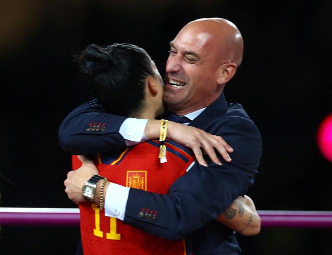 Luis Rubiales embraces Jenni Hermoso after the final. Sydney, Australia, August 20, 2023.