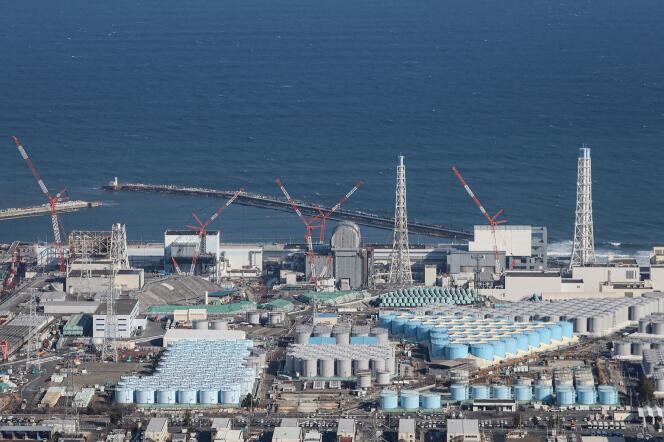 Des réservoirs utilisés pour le stockage de l’eau traitée à la centrale nucléaire de Fukushima (Japon), exploitée par Tepco, le 14 février 2021.