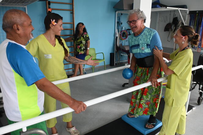 Alfred Mahotu (à gauche) et Justin Teautouahaavao (à droite) pratiquent avec leurs kinésithérapeutes des exercices d’équilibre au centre de rééducation Te Tiare à Tahiti, en Polynésie française, le 26 juillet 2023.