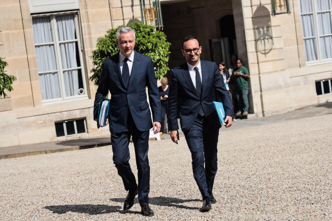 Bruno Le Maire, le ministre de l’économie, et Thomas Cazenave, le ministre délégué au budget, à la sortie du conseil des ministres, à Paris, le 21 juillet 2023. 