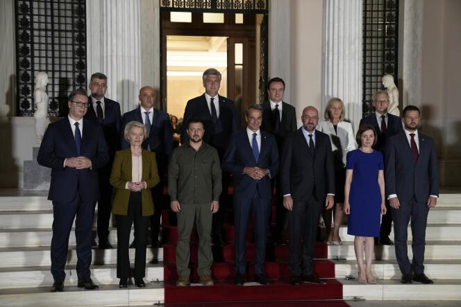 La présidente de la Commission européenne, Ursula von der Leyen, et le président ukrainien, Volodymyr Zelensky, entourés d’autres dirigeants européens, à Athènes, le 21 août 2023.