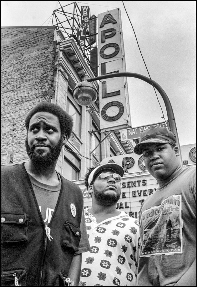 Kelvin « Posdnuos » Mercer, Vincent « Maseo » Mason et David « Trugoy the Dove » Jolicoeur, devant le mythique Apollo Theater de Harlem, à New York, en 1993.