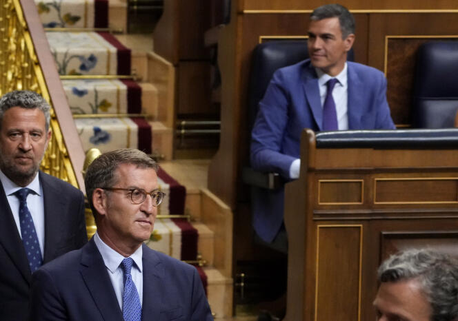 Abajo a la izquierda, Alberto Núñez Feijoo, en el Parlamento español, en Madrid, 17 de agosto de 2023. 