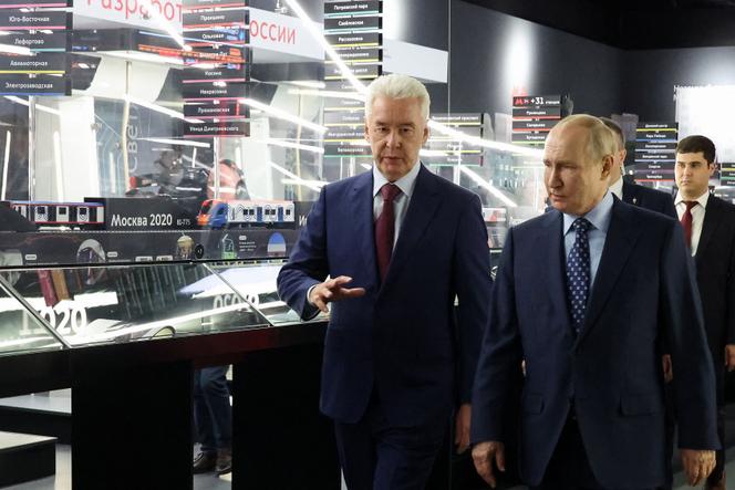 Le maire de Moscou, Sergueï Sobianine, et Vladimir Poutine, lors du lancement de la ligne D3 du réseau ferroviaire de banlieue de Moscou (MCD), à Moscou, le 17 août 2023.