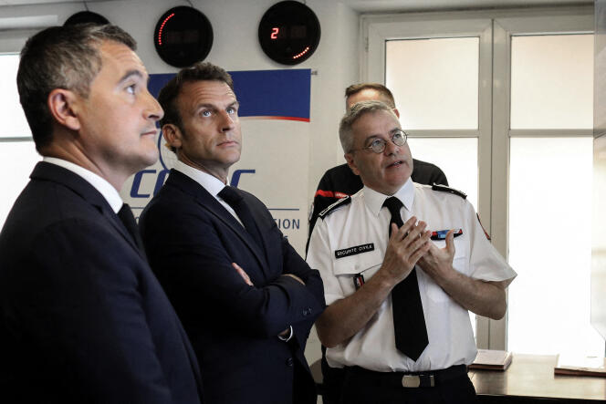 Gérald Darmanin, Emmanuel Macron y el prefecto Alain Thirion, en el Centro Operativo para la Gestión Interministerial de Crisis, en París, el 15 de julio de 2022, cuando Thirion estaba entonces a cargo.