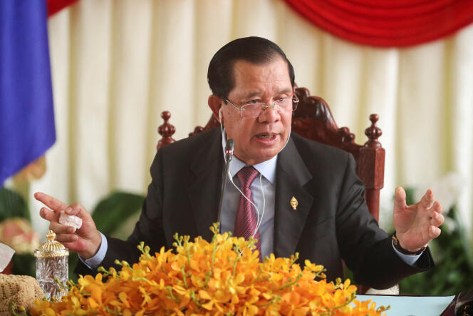 Hun Sen, ex primer ministro de Camboya, en la rueda de prensa de confirmación del traspaso del poder a su hijo Hun Manet el 22 de agosto. 