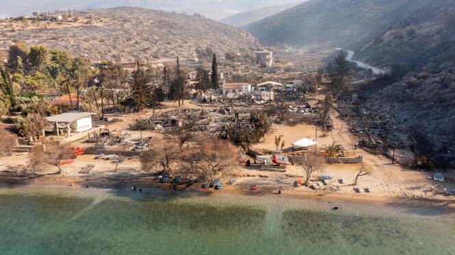 Le camping du village de Saranti après un incendie de forêt, près de Prodromos (Grèce), le 22 août 2023.