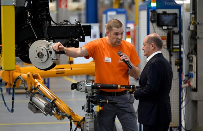 Le chancelier allemand Olaf Scholz lors d’une visite à l’usine Neapco Europe, à Düren (Allemagne), le 22 août 2023.
