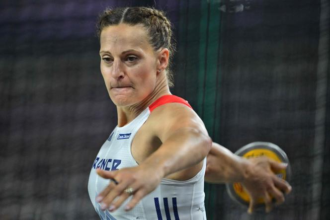 La francese Mélina Robert-Michon durante la finale del lancio del disco femminile dei campionati mondiali di atletica leggera a Budapest, il 22 agosto 2023. 