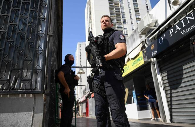 Des policiers dans le quartier de Pissevin, à Nîmes, le 22 août 2023, après la mort d’un enfant de 10 ans tué par balle.