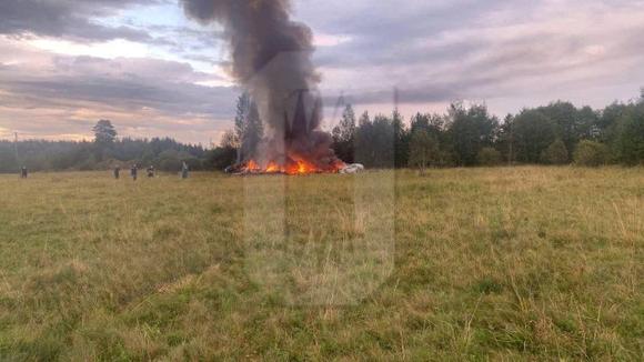 Sur cette photo publiée le 23 août 2023, on distingue les débris d’une carcasse d’avion en feu localisée dans la région de Tver. C’est dans cette dernière que, selon le ministère des situations d’urgence russe, un avion privé Embraer Legacy s’est écrasé près du village de Kujenkino, au nord-ouest de Moscou. D’après les autorités russes, ses dix passagers sont tous morts.