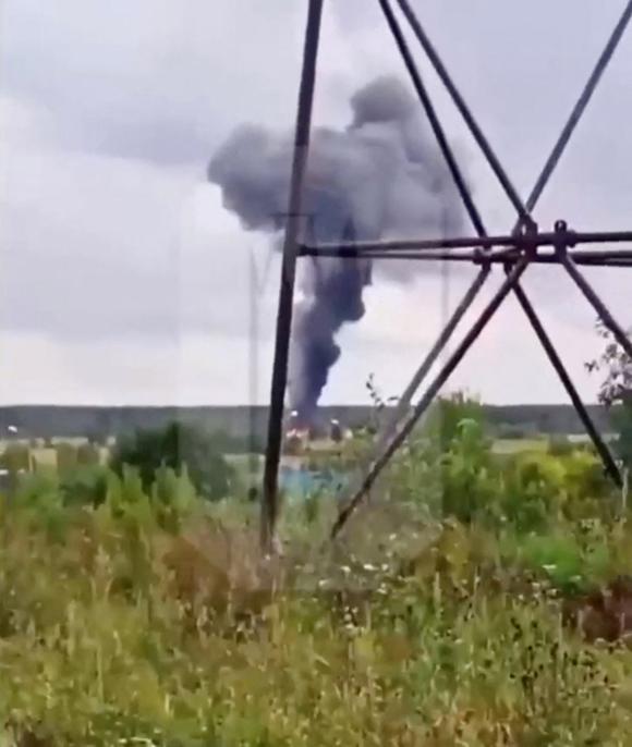 Une colonne de fumée s’élève au-dessus d’un avion écrasé en feu, dans la région de Tver, au nord-ouest de Moscou.