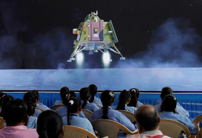 L’alunissage du vaisseau spatial Chandrayaan-3, regardé en direct par des étudiants à Ahmedabad (Inde), le 23 août 2023.