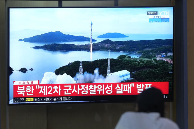 En la estación de tren de Seúl, Corea del Sur, el 24 de agosto de 2023, una pantalla de televisión muestra los archivos del lanzamiento de un cohete por parte de Corea del Norte.