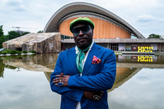 Bonaventure Ndikung devant la Maison des cultures du monde, à Berlin, le 29 juin.