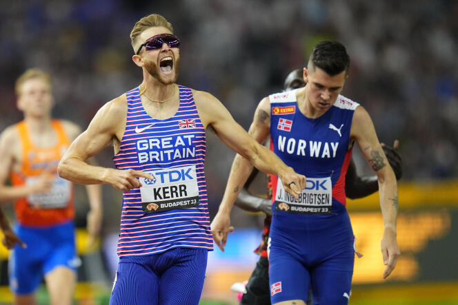 Josh Kerr cruza la línea de meta por delante de Jakob Ingebrigtsen para ganar la medalla de oro en la final de 1.500 metros, durante el Campeonato Mundial de Atletismo en Budapest, el 23 de agosto de 2023.