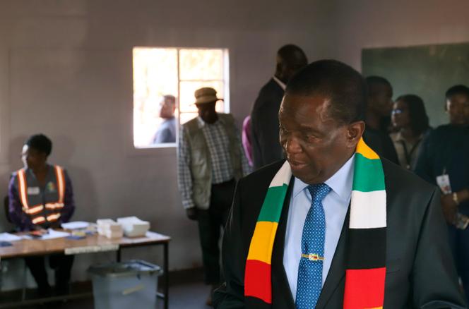 Zimbabwean President Emmerson Mnangagwa attends a polling station to cast his vote, in Kwekwe, Zimbabwe, Wednesday, August 23, 2023.