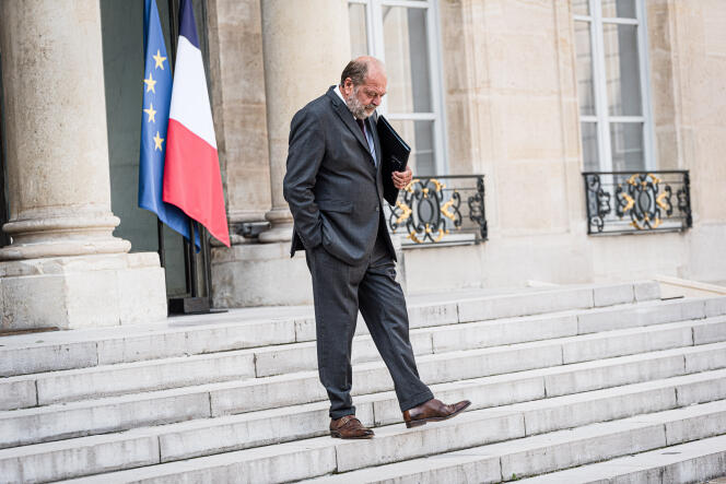 París, Francia 23 de agosto de 2023 - Salida del Consejo de Ministros en el Palacio del Elíseo.  Aquí el Guardián de los Sellos, Ministro de Justicia, Eric Dupond Moretti, bajando las escaleras.
