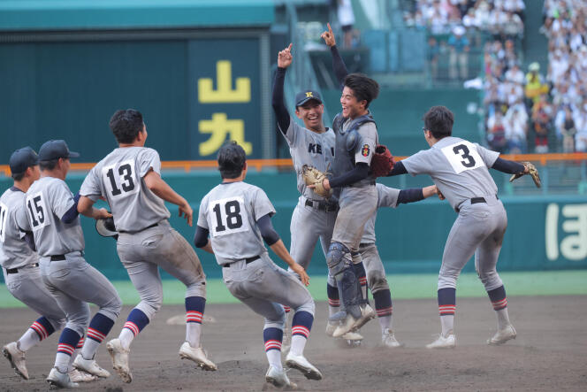L’équipe du lycée Keio de Yokohama (sud de Tokyo) célèbre sa victoire lors de la finale du championnat de baseball des lycées japonais contre Sendai Ikuei Gakuen, au stade Koshien dans la ville de Nishinomiya (Japon), le 23 août 2023.