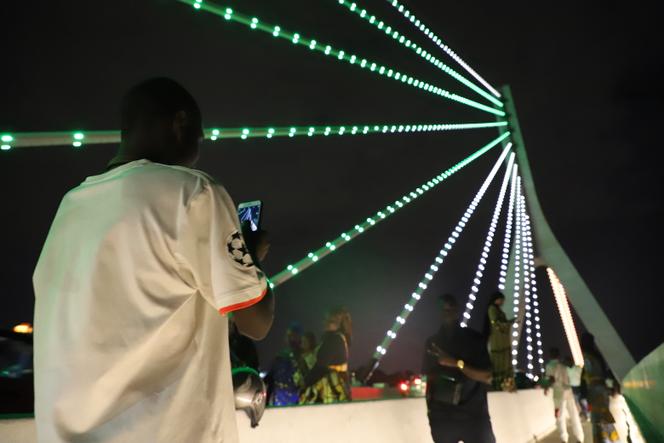 Le pont Alassane Ouattara de nuit.