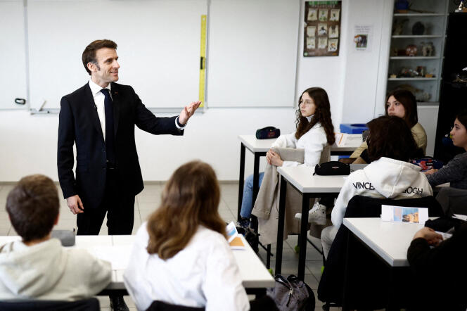 Emmanuel Macron, lors de sa visite au collège Jean-Lartaut, à Jarnac (Charente), le 28 février 2023. 