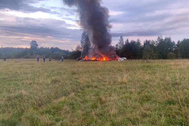 L’épave d’avion en feu près du village de Koujenkino, dans la région de Tver, le 23 août 2023.