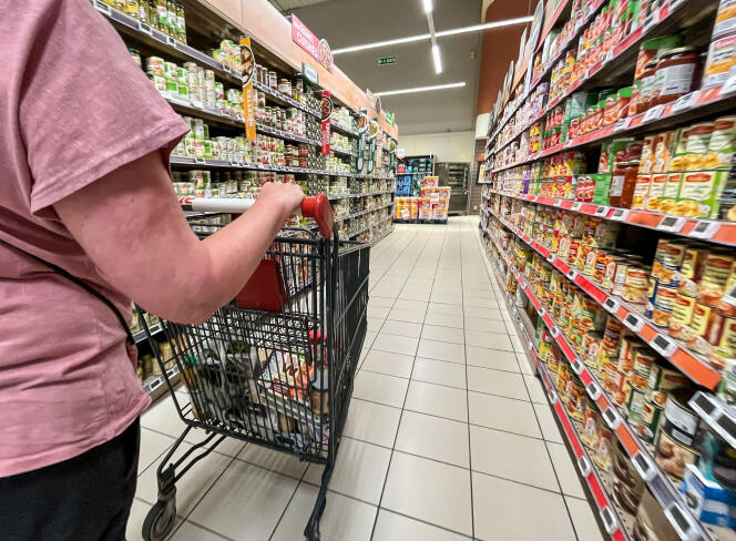 Dans un supermarché à Lens (Pas-de-Calais), le 24 juin 2023.