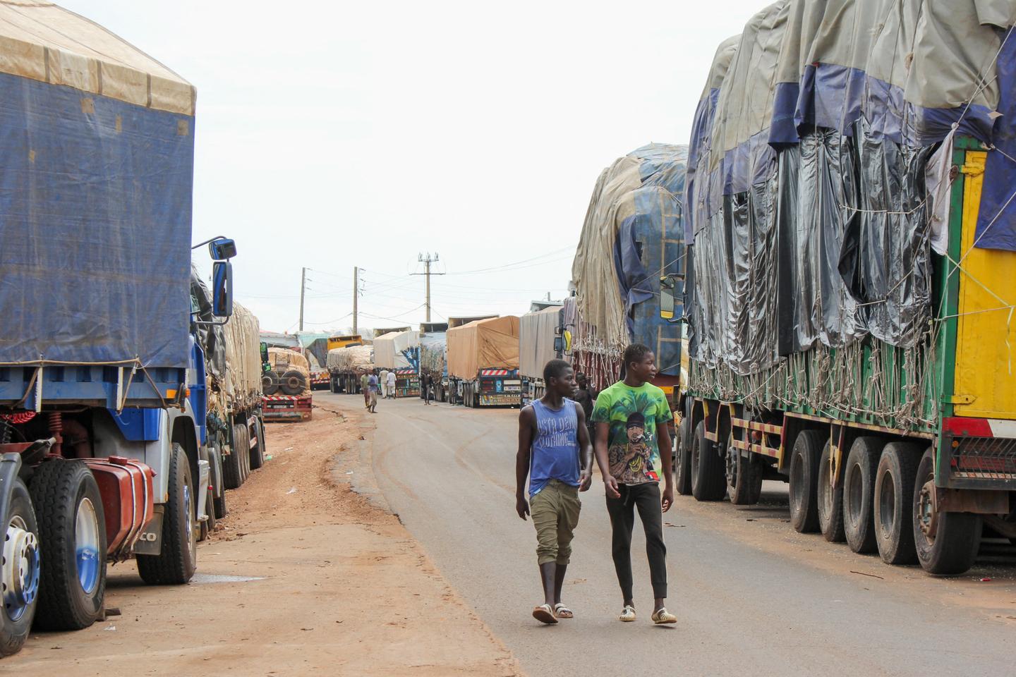 A la frontière entre le Bénin et le Niger, un millier de camions sont bloqués depuis plus d’un mois