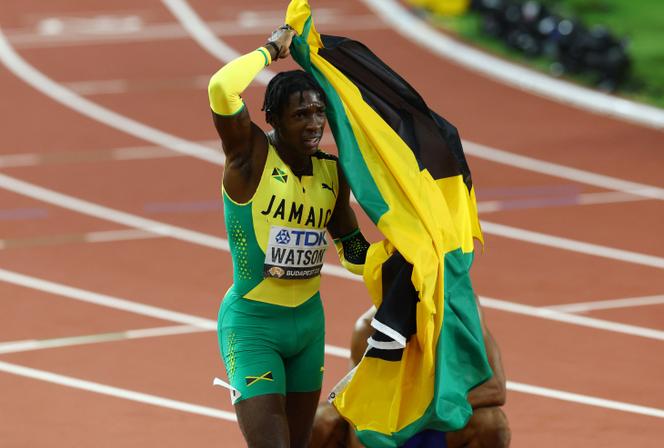 Antonio Watson célèbre son titre de champion du monde du 400 mètres. 