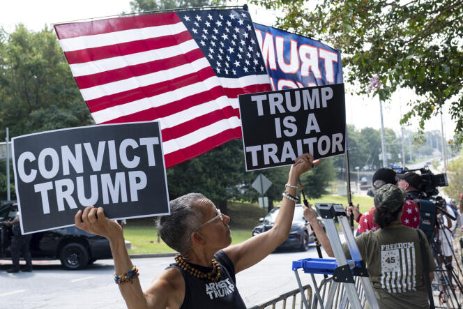 Une opposante de Donald Trump manifeste devant la prison d’Atlanta, où l’ancien président est attendu jeudi 24 août. 