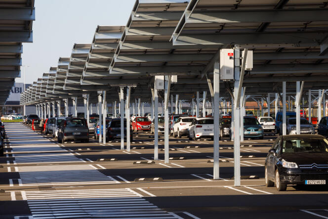 Des ombrières recouvertures de panneaux photovoltaïques, sur le parking du centre commercial Les Portes de l’Allier, à Avermes (Allier), le 28 octobre 2021.