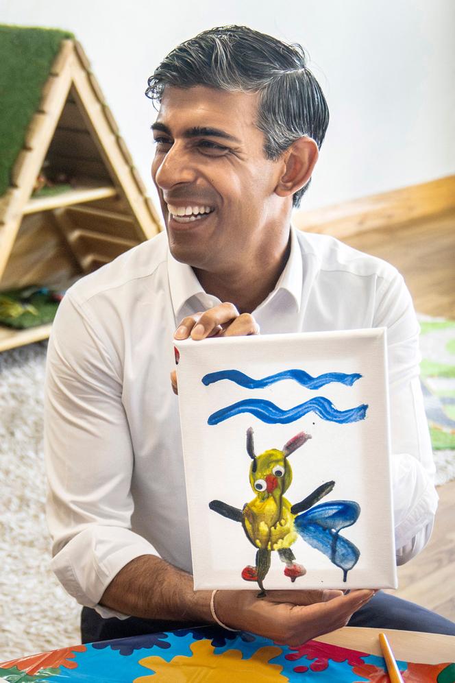 British Prime Minister Rishi Sunak shows the bee he painted at the Busy Bees crèche in Harrogate, North Yorkshire (UK), on August 21, 2023.