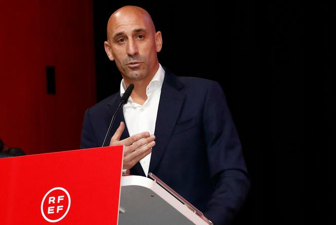 Luis Rubiales devant l’assemblée générale extraordinaire de la Fédération royale espagnole de football, le vendredi 25 août 2023, à Las Rozas, dans la banlieue de Madrid.