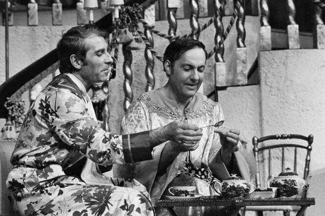 Jean Poiret et Michel Serrault dans « La Cage aux folles », au Théâtre du Palais Royal, à Paris, le 28 février 1973.