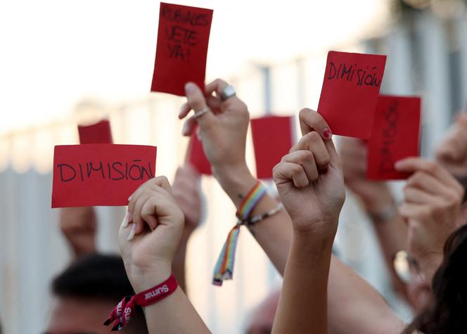 Demonstrators call for the resignation of Luis Rubiales outside the headquarters of the Royal Spanish Football Federation on August 25 in Las Rozas.