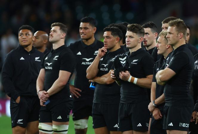New Zealand's Beauden Barrett and teammates look dejected as South Africa lift the Qatar Airways cup after the match at Twickenham Stadium, London, Britain on August 25, 2023.