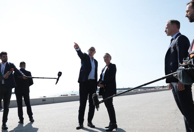 Edouard Philippe, mayor of Le Havre and president of the right-wing Horizons party, and Prime Minister Elisabeth Borne at the port of Le Havre, July 25, 2023.