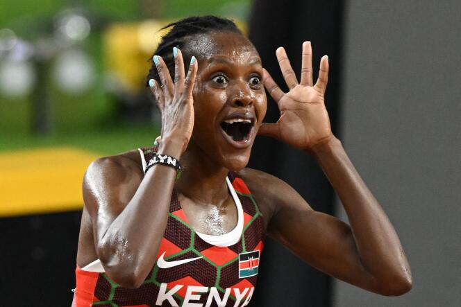 La reacción de la keniana Faith Kipyegon tras su victoria en la final femenina de 5.000 metros en el Campeonato Mundial de Atletismo en Budapest, el 26 de agosto de 2023.