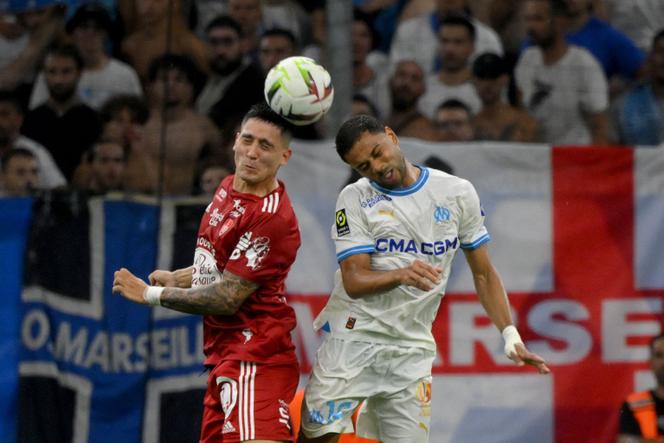 Brest's Uruguayan forward #07 Martin Satriano (L) fights for the ball with Marseille's Italian-Brazilian defender #12 Renan Lodi during the French L1 football match between Olympique de Marseille (OM) and Brest at the Velodrome stadium in Marseille, southern France, on August 26, 2023.