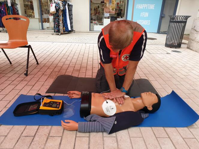 Démonstration de massage cardiaque à Bourgoin-Jallieu (Isère) organisée par la Croix-Rouge française, le 18 mai 2019.