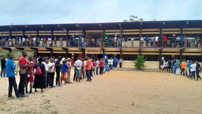 Des Gabonais patientent devant un bureau de vote de Libreville, le jour des élections, le 26 août 2023.