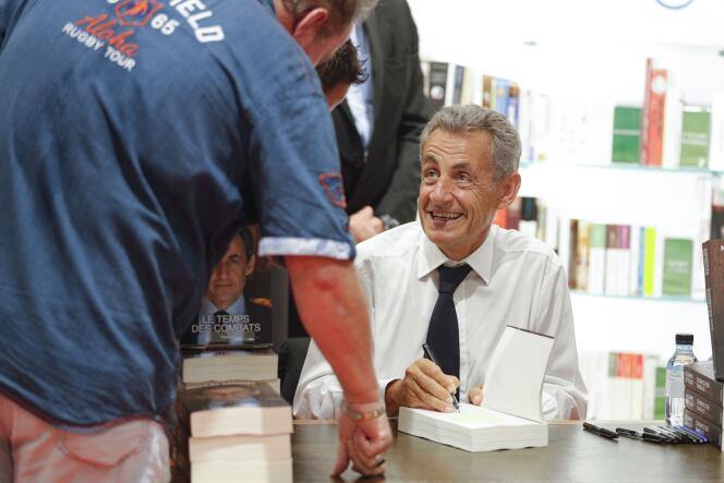 Nicolas Sarkozy firma su libro 