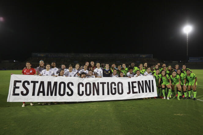 Jugadoras de la selección femenina de la ciudad mexicana de Pachuca posan con un cartel que dice “Estamos contigo, Jenni”, el 25 de agosto de 2023.