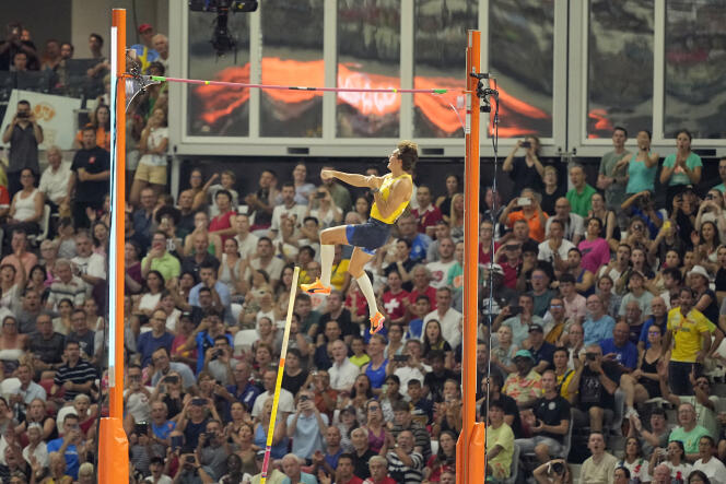 Armand Duplantis est double champion du monde de saut à la perche. 